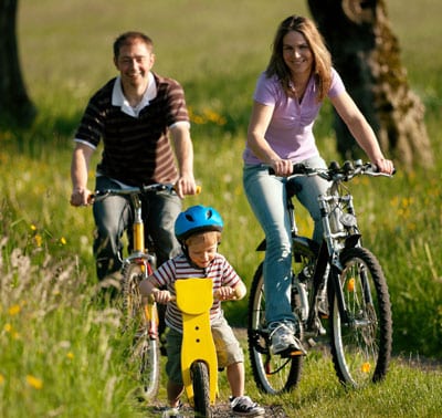 Family-riding-bicycles-in-summer