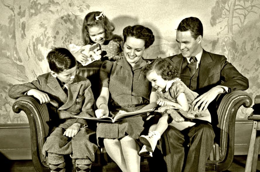 Family-Reading.jpg (890Ã590)